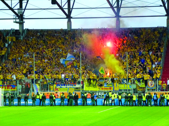 Det entusiastiske publikummet til Eintracht braunschweig har grunn til å feire – denne sesongen endte med opprykk til 1. bundesliga.