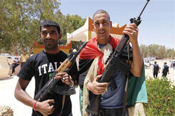 Tidligere keeper på det libyske landslaget, Juma Gtat (til høyre), deltok på opprørsstyrkenes side under borgerkrigen i våren 2011.