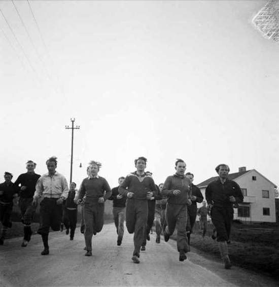 En gruppe Lynspillere på joggetur april 1947.