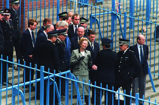 Statsminister Margarat thatcher dro til Hillsborough dagen etter tragedien og ble briefet om hva som hadde skjedd av Chief super- intendent David Duckenfield (med ryggen til).