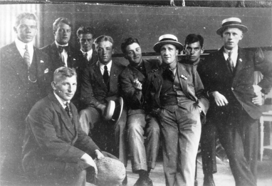 Cupmester med Sarpsborg 1917. Lagkaptein Asbjørn Halvorsen nummer tre fra høyre.