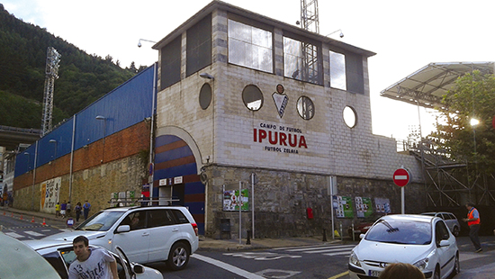 Utsiden av Estadio Municipal de Ipurúa. Her er det ikke vanskelig å finne plassen sin.