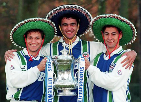 I 1995 ble Martínez hentet til Wigan Athletic sammen med Isidro Díaz og Jesús Seba. De tre spanjolene ble kultfigurer i den lille byen og fikk kallenavnet «The Three Amigos».