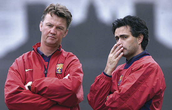 Louis van Gaal hadde José Mourinho som assistenttrener i Barcelona. Nå blir de to gamle kjenningene erkerivaler i Premier League.