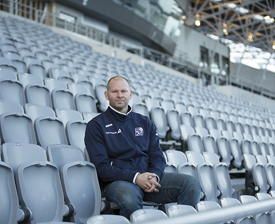 Alle islandske barn får profesjonelle trenere fra de starter på fotball. Vi har ingen fotballpappaer her, sier Arnar Bill Gunnarsson, sjef for trenerutdanningen i det islandske fotballforbundet.