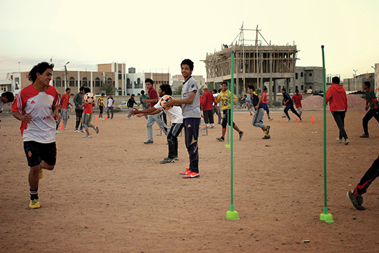 Fellestrening i utkanten av Sana’a. Høg intensitet, men alt skjer på frivillig basis, utan noko form for støtte. Når ungdomane vert eldre må dei byte ut fotballsko med arbeidssko. Svært få har råd til å ha ein fotballspelar i familien.