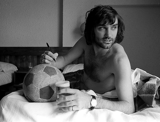 George Best ble grisetaklet stygt og ofte, mens dagens stjernespillere som Lionel Messi og Cristiano Ronaldo knapt har hatt alvorlige skader i karrieren. Årsaken er TV, skriver artikkelforfatter Simon Kuper.