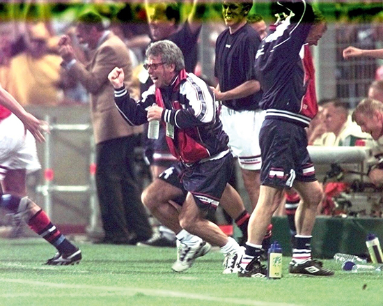 St. Hansaften 1998. Norge-Brasil 2-1. Drillo jubler over Norges største fotballprestasjon gjennom historien. Hjemme jublet det norske folk, de danset i gatene og badet i fontener.