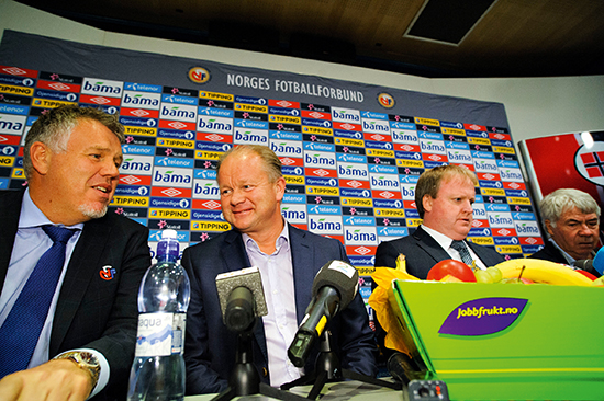 27. september 2013 holder NFF pressekonferanse angående bytte av landslagssjef. På podiet satt Kjetil Siem, Per-Mathias Høgmo, Yngve Hallén og Drillo. Drillo holdt inne det han egentlig mente – noe NFF senere brukte mot ham.