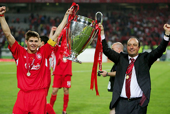 Den største triumfen av dem alle. Benítez og Steven Gerrard med Champions League-pokalen.