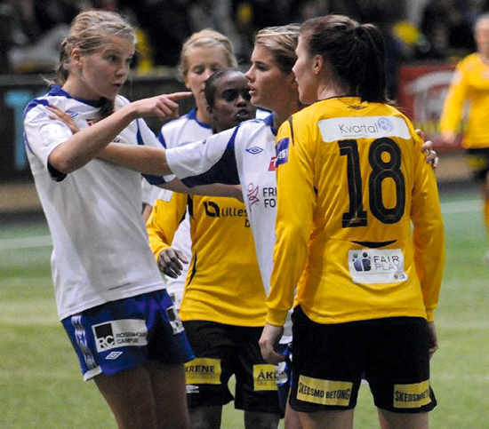 En hissig Ada holdes igjen av Andrine. – Hun er kanskje litt roligere enn meg, sier Ada til Josimar.