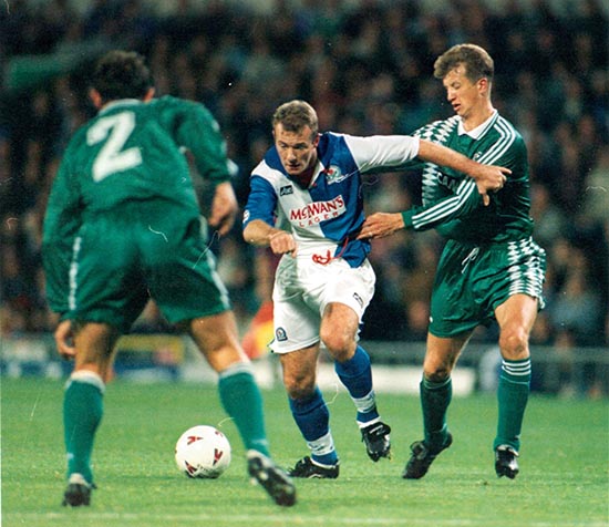 Blackburn sin scoringsmaskin Alan Shearer i kamp mot polsk overmakt, Stadion Wojska Polskiego, oktober 1995.