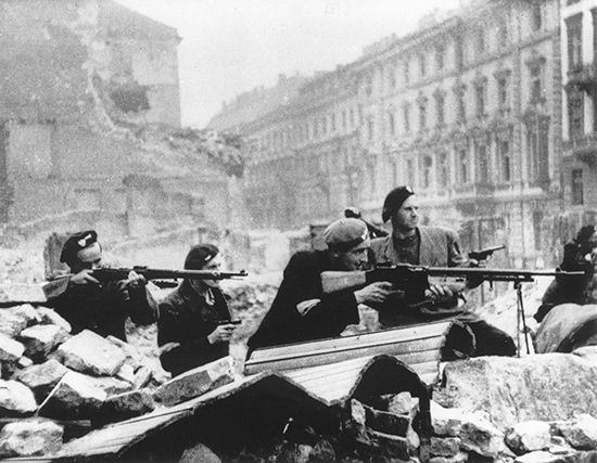 Warszawa-oppstanden, 1944: Fleire hundre tusen menneske mista livet då Hitlers bødlar knuste opprøret under jernhælen. Ved krigens slutt året etter var Warszawa jevna med jorda.