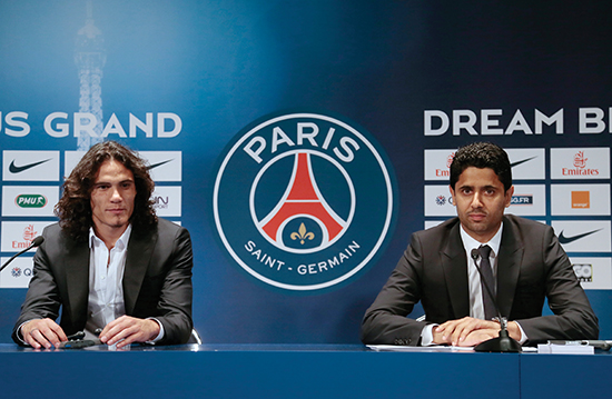 Mens PSG bruker Qatars petroleumspenger på spillere som Edinson Cavani i et forsøk på å vinne venner i Vesten, dør Gulfstatens arbeidsinnvandrere i tusentall på byggeplasser i Doha.