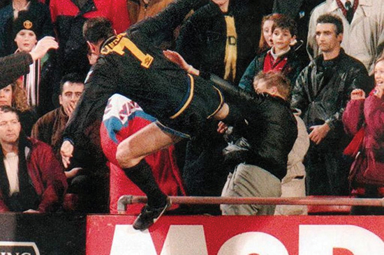 Kung-fu-Cantona. Da en tilskuer ropte «french bastard» etter Cantona, klikket det for franskmannen. 