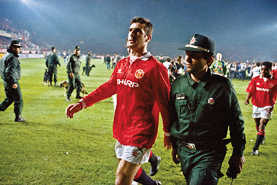 Eric Cantona skulle aldri oppleve suksess i Europa som United-spiller. Her blir han ført av banen etter et rødt kort borte mot  Galatasaray.