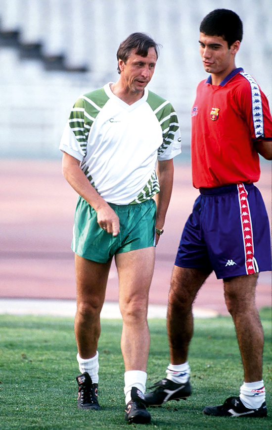 Johan Cruyff snudde Barcelona på hodet, både som spiller og trener, og ga Guardiola sin offisielle debut i 1990. Den nederlandske legenden støttet også ansettelsen av Guardiola som trener i 2008, og forblir en av hans største inspirasjonskilder.