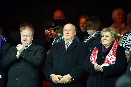 Fotball handler om identitet, mener Yngve Hallén, som synes det var fint av statsminister Erna Solberg å vise sin bergenske identitet ved å gå med Brann-skjerf på cupfinalen mellom Molde og Odd.