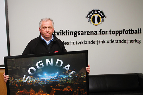 Rolf Navarsete spilte på Sogndal-laget som kom til cupfinalen i 1976. Han er en entreprenør og forretningsmann, og har blitt omtalt som «det nærmeste vi kommer en gudfar» i Sogndal. Sammen med Yngve Hallén jobbet han for utviklingen av Fosshaugane Campus, som har kostet totalt 1,3 milliarder kroner.