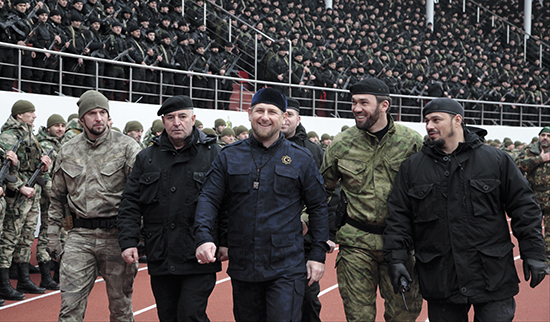 Ramzan Kadyrov (i midten) er overhode i republikken Tsjetsjenia på Kremls nåde. Han har stått bak tortur og bortføringer av mennesker i Tsjetsjenia – akkurat som faren hans før ham. Kadyrovs nevø spiller for Terek Groznyj.