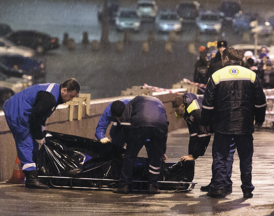 Opposisjonspolitiker Boris Nemtsov hevdet at mesteparten av de 50 milliardene dollar det kostet å arrangere OL i Sotsji var stjålet i fiksede anbudsrunder. I februar ble Nemtsov skutt og drept utenfor Kremls murer.