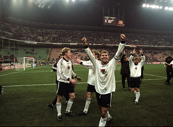 Milano, Italia 19961204 mesterligakamp RBK / Milan pÂ San Siro Stadion i Milano, hvor Rosenborg vant 2-1. aksjon fra kampen, RBK i hvitt og svart. Bent Skammelsrud. Foto: Gorm Kallestad / NTB scanpix.