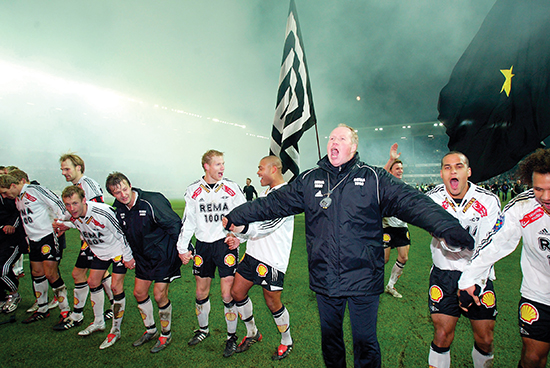 Seriegull og foten i baken: Ola By Rise er den eneste treneren i Norge som ikke har fått fortsette som trener etter å ha vunnet serien og kvalifisert seg til Champions League. Her jubler han sammen med spillerne etter å ha sikret seriegullet på tampen av siste serierunde i 2004.