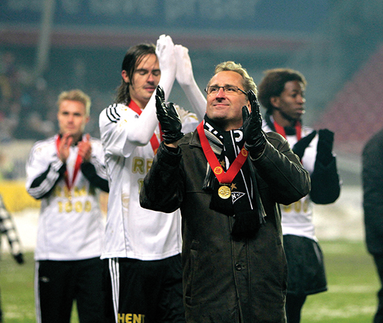 Gull - med bismak? Erik Hamrén jubler over seriegullet i 2009. Hamrén er den eneste treneren etter Åge Hareides ene sesong på Lerkendal som tydelig satte sitt preg på laget og oppnådde forventet suksess. Han ble hardt kritisert av omgivelsene for å spille feil type fotball - det var ikke som under Eggens glansdager.