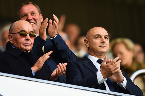 Tottenhams mektige styreformann Daniel Levy (til høyre) er berømt og beryktet for sine forretningsinstinkter. Men det er Bahamas-baserte Joe Lewis (venstre) som er majoritetseier i klubben.