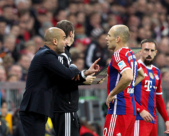 Mange trodde Franck Ribéry og Arjen Robben ikke kom til å ha noen framtid i Bayern München, med tanke på at Guardiolas Barcelona hadde vært et lag uten tradisjonelle kantspillere. I stedet har Guardiola bygget spillet rundt dem – de henter ballen dypt, setter fart og utfordrer motstanderne en mot en.
