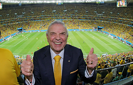 Her gliser den tidligere fotballpresidenten i Brasil, José Maria Marin, under VM i fjor. Nå er han neppe like blid der han også sitter fengslet i Sveits i påvente av utlevering.