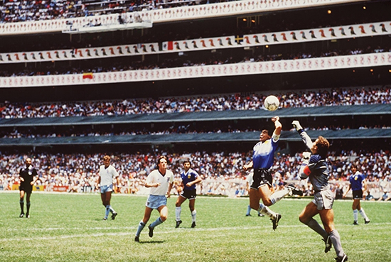 Det ultimate tv-augeblikket? Handa til Shilton kjem til kort mot handa til Gud i Mexico-VM 1986. Eit drama utan like, fjernt frå den gjennomsnittlege Tippeliga-kampen.