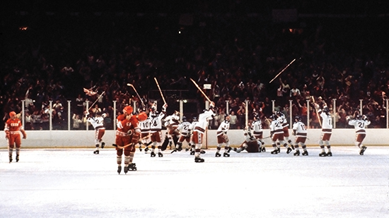«The Miracle on Ice»: USA feirar ishockey-triumfen mot Sovjetunionen under OL i Lake Placid 1980. Amatørane vann mot proffane, kapitalismen mot kommunismen, og den kalde krigen var på sitt varmaste som tv-underhaldning. Oppgjeret var så symboltungt at då Sports Illustrated presenterte vinnarane i mars 1980, var framsida utan tekst: alle visste kva dette oppgjeret handla om. Etter Sovjetunionens fall har ikkje OL vore tilnærmingsvis like populært blant amerikanske tv-sjåarar.
