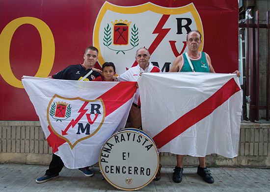 Rayo Vallecano har et ubrytelig bånd med nabolaget, og gjenspeiler perfekt identiteten og verdiene til sine supportere. Klubben er områdets fremste ambassadør og store stolthet.