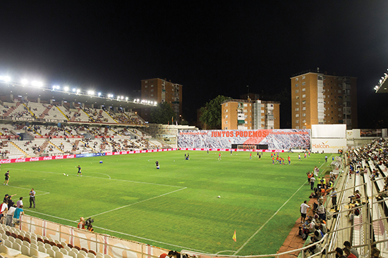 Campo de Fútbol de Vallecas har vært Rayos hjemmebane siden 1976, og ligger så nærme nabolagets boligblokker at den kun har tre tribuner.