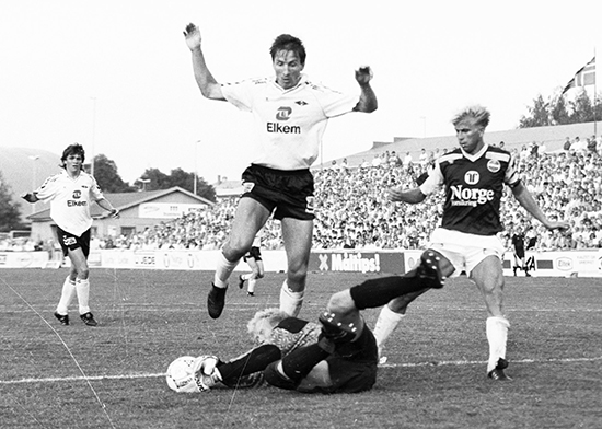 Kåre Ingebrigtsen (i bakgrunnen) ble hentet hjem til Rosenborg fra Frigg før 1988-sesongen, da gullalderen begynte. Her rydder Ola By Rise og Trond Sollied opp i en kamp mot Strømsgodset.