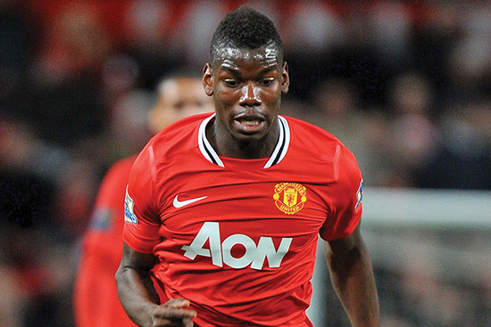 Manchester United-fans river seg fortsatt i håret over at de lot Paul Pogba gå gratis i 2012. Klubben har de siste årene slitt med å finne en overbevisende midtbanespiller.