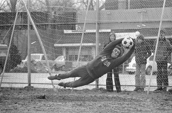 I Ajax på 1960-tallet ble keeperens rolle svært sentral. Laget presset høyt, og det krevde en keeper som kunne sprinte ut av feltet og avverge motangrep når motstanderen slo ballen i bakrom. Heinz Stuy hadde denne rollen.