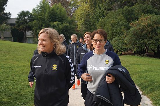 Hele laget hadde «walk’n’talk» i Parc Montesouris før kampen mot Paris Saint-Germain. Dette skulle bli Monica Knudsens (t.h.) siste kamp i europacupen som LSK-trener. Assistenttrener Hege Riise (t.v.) tar over som hovedtrener fra nyttår.