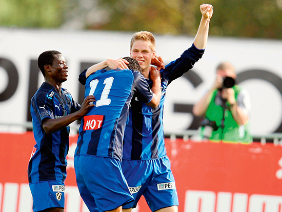 Johan Anderssen (med armen i været), her med Anthony Annan og Daniel Nannskog, skulle ufrivillig bli en brikke i overgangsspillet rundt Veigar Páll Gunnarsson.
