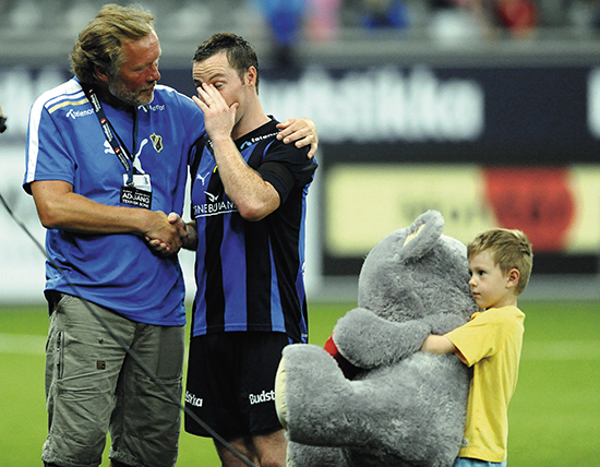 Stabæk-formann Erik Loe takket Veigar Páll Gunnarsson for hans tid i Stabæk. Kampen mot Start 31. juli 2011 var Gunnarssons siste før overgangen til Vålerenga. Gunnarsson scoret to, hadde én assist og ble kåret til banens beste i VG.