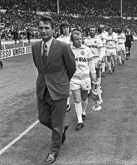 Brian Clough leder Leeds ut i Charity Shield-kamp mot Liverpool i 1974. Laget var seriemestere, noe som ga Clough muligheten til å være med å kjempe om det gjeveste trofeet – europacupen for serievinnere. Men Clough fikk sparken etter 44 dager i Leeds, og ledet aldri laget i en europacupkamp.