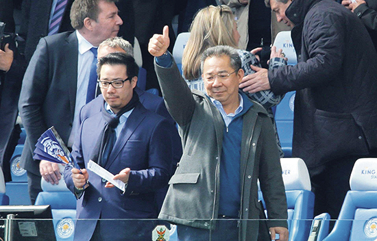 Vichai Srivaddhanaprabha (høyre) og hans sønn Aiyawatt Srivaddhanaprabha (venstre) har tjent sin formue på tax-free.