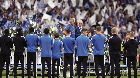 Et av de vakreste og mest surrealistiske synene i moderne toppfotball: Andrea Bocelli holder minikonsert for å hylle PL-mesterne Leicester City.